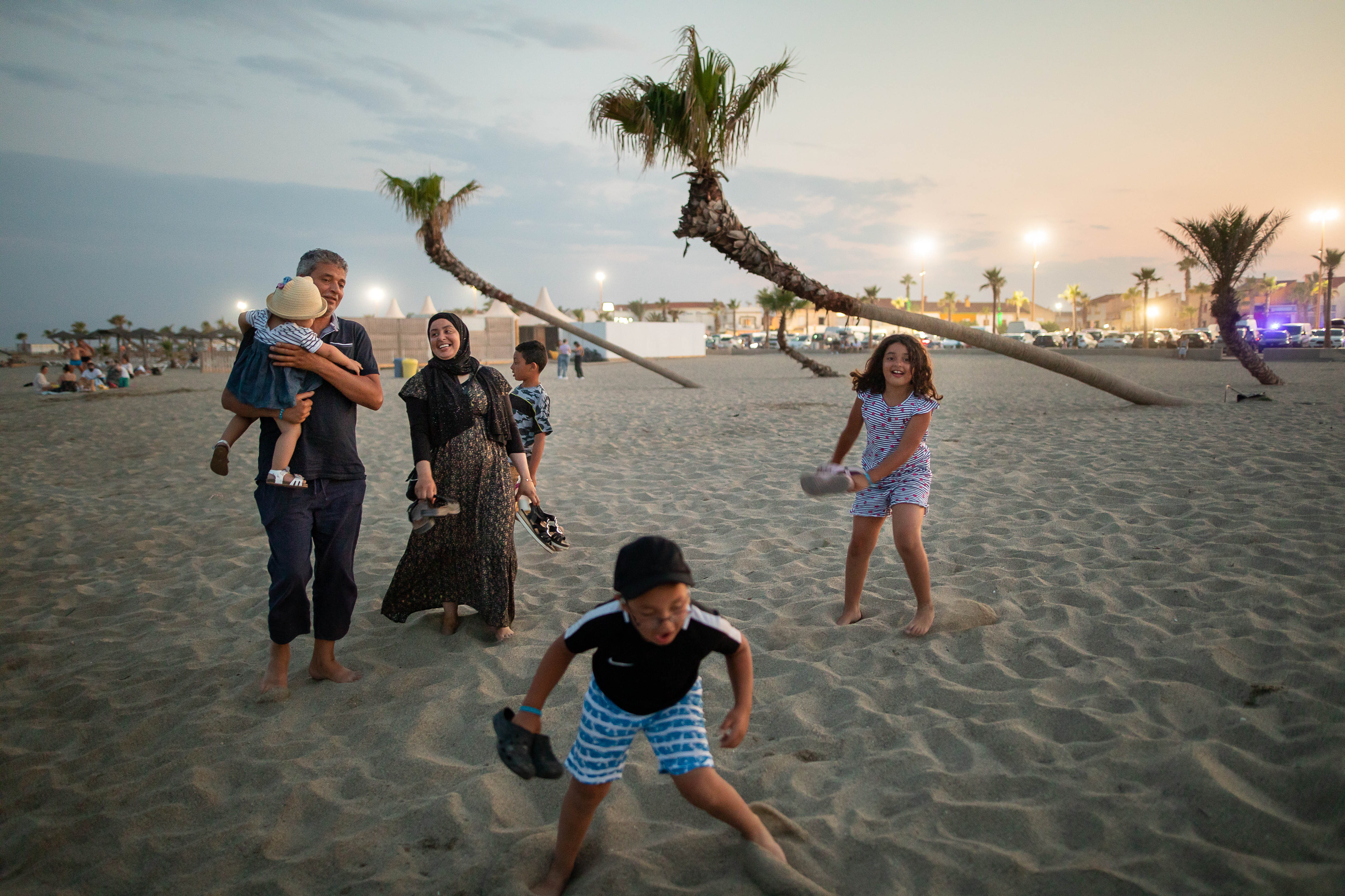 Vacances en famille, à la plage. Crédits photos : ©Anthony Micallef / Secours Catholique