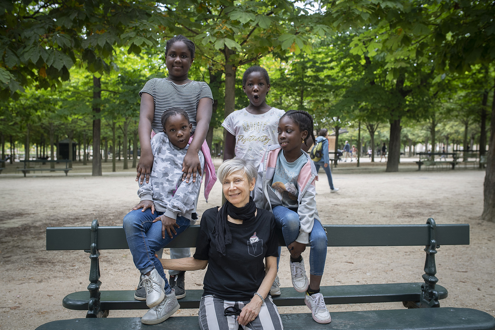 De gauche à droite et de haut en bas : Bamby et Kadidia, Mariama, et Fouleye, avec Odile au Jardin du Luxembourg.