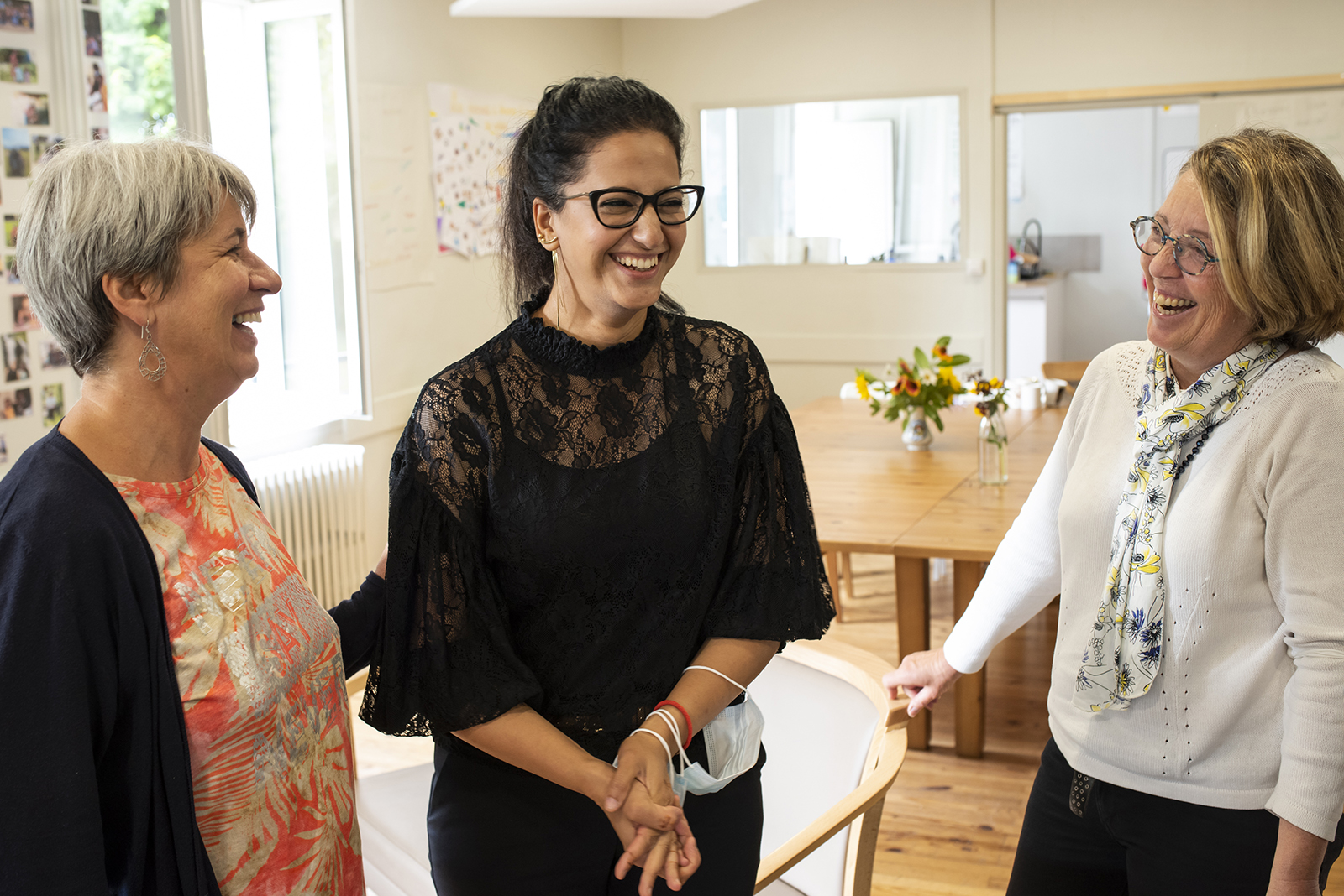 Nathalie se rend également à la Maison des familles d'Ermont-Eaubonne, dans le Val d'Oise, avec Sarah. On les retrouve toutes deux dans ce pavillon aménagé comme un nid familial, avec canapés, jardin et salle de jeux, que fréquentent plusieurs autres mères isolées.