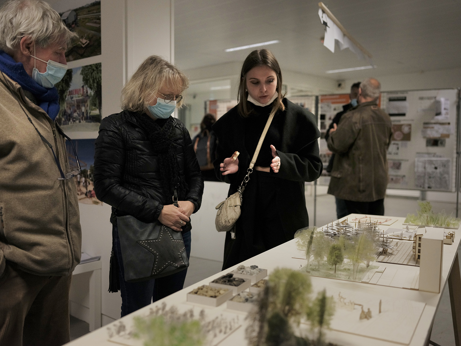 Une étudiante toulousaine en licence Espace et nouvelles pratiques urbaines, présente à Estelle le travail d’analyse mené par les élèves de sa promotion sur la friche de Bordeblanche.