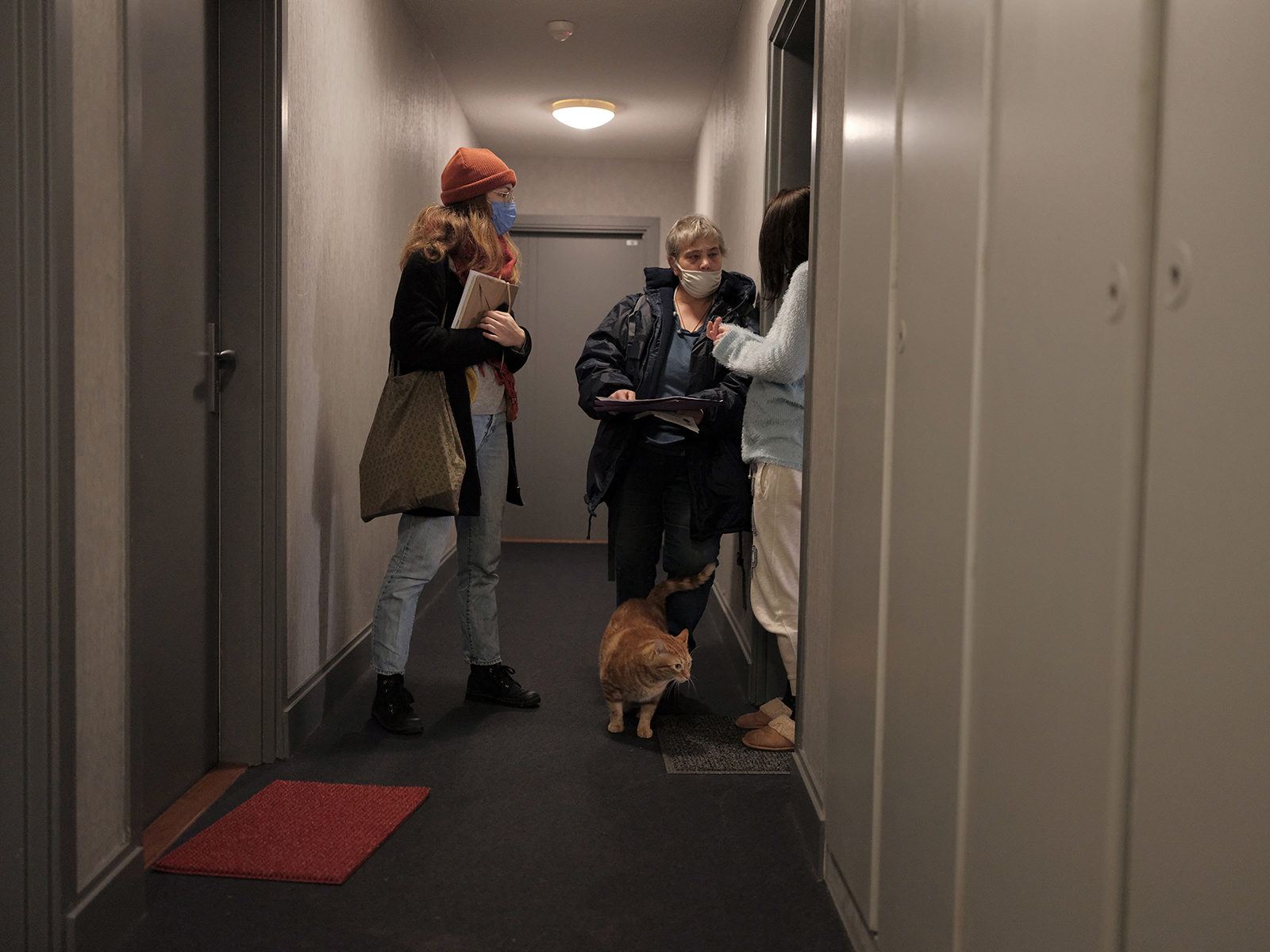 Martine et les membres de Natures Pradettes vont à la rencontre des habitants du quartier pour les informer du projet de ferme urbaine.