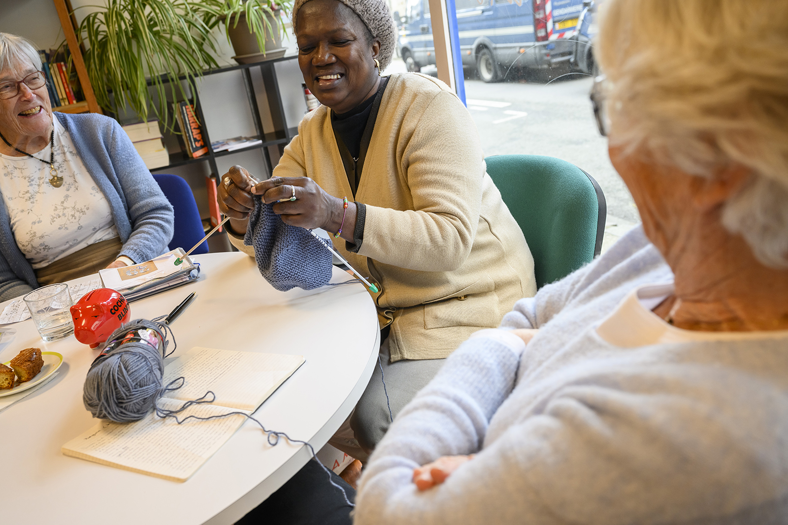 "« Quand le café solidaire s’est ouvert, je me suis dit : "Si je faisais un atelier tricot, ça pourrait aider les gens !’"», témoigne Jacqueline, octogénaire bénévole au Secours Catholique. Un vendredi sur deux, elle et son amie Véronique, 74 ans, déballent pelotes de laine, aiguilles, ouvrages de broderie.