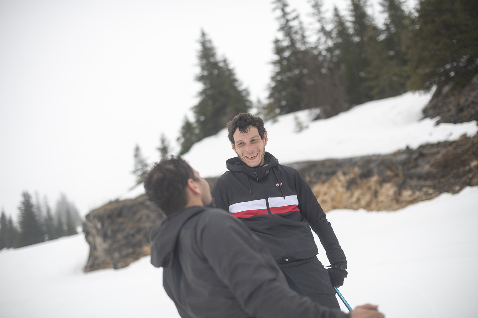 « Profiter » sonne comme un mot d’ordre pour la douzaine de participants à ce séjour dans le Vercors. Tous sont résidents de la cité Notre-Dame, un centre d’hébergement et de réinsertion sociale géré par Cités Caritas à Paris (dix résidents sur le site de la Comète, dans le 7e arrondissement, qui accueille 118 personnes seules et couples sans enfants ; deux autres, plus autonomes, habitent dans des logements passerelles, dans le 14e arrondissement, qui accueillent 22 personnes).