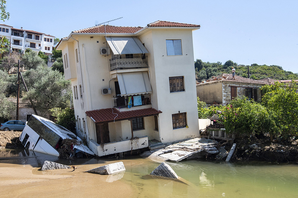 Paysage de dévastation après inondations en Grèce, Libye... 