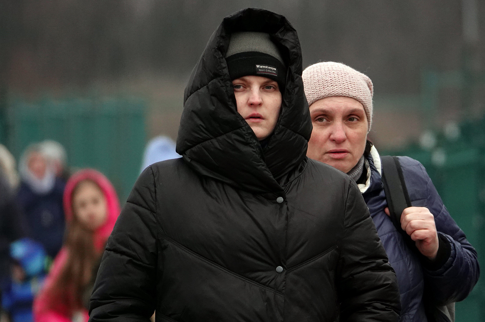Mars 2022. Des femmes réfugiées ukrainiennes arrivent au poste frontière de Medika en Pologne.