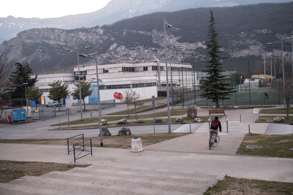 Moussa sur son vélo, aux abords du gymnase évacué.