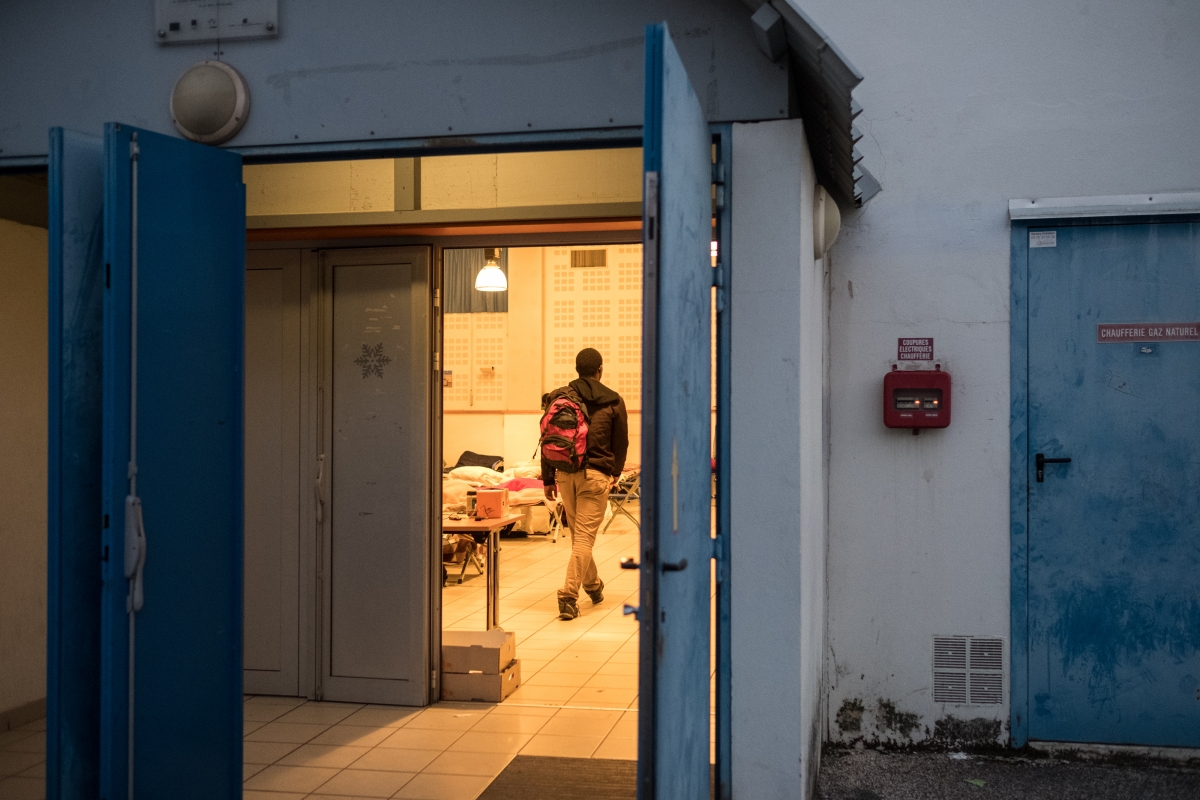 Moussa dans le gymnase qui l'accueille à Échirolles, en banlieue.