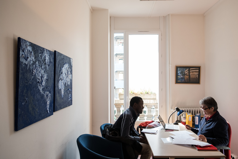 Dans le bureau de l'association 3Amies, avec Régine.