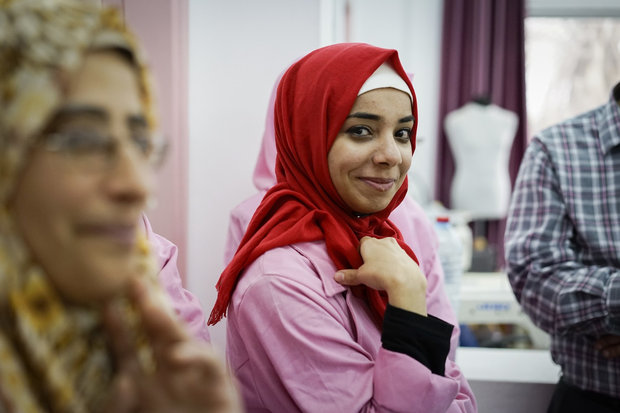 Jeunes femmes en formation de couture