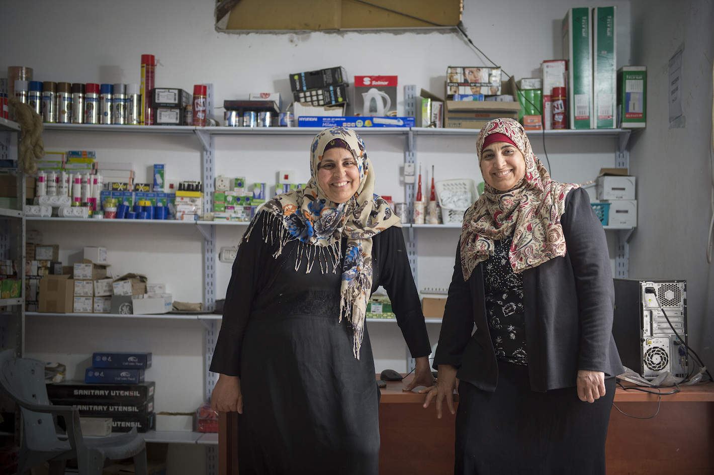 Lina et Dawla dans leur quincaillerie.