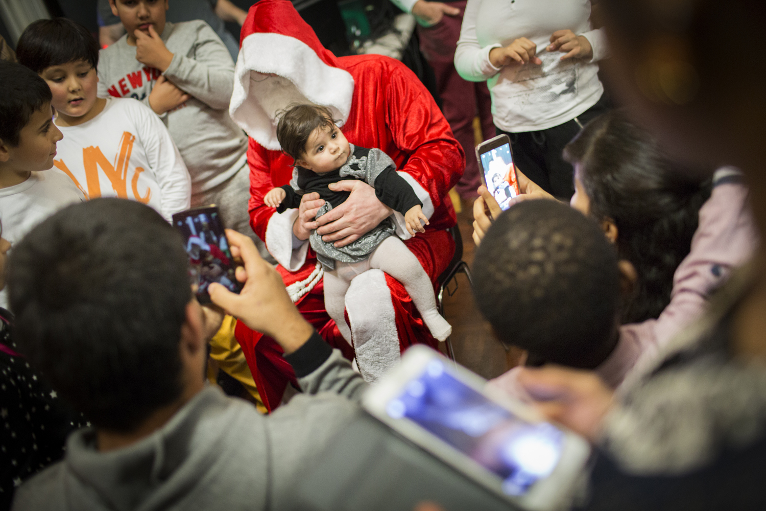 Le Père Noël au milieu des enfants