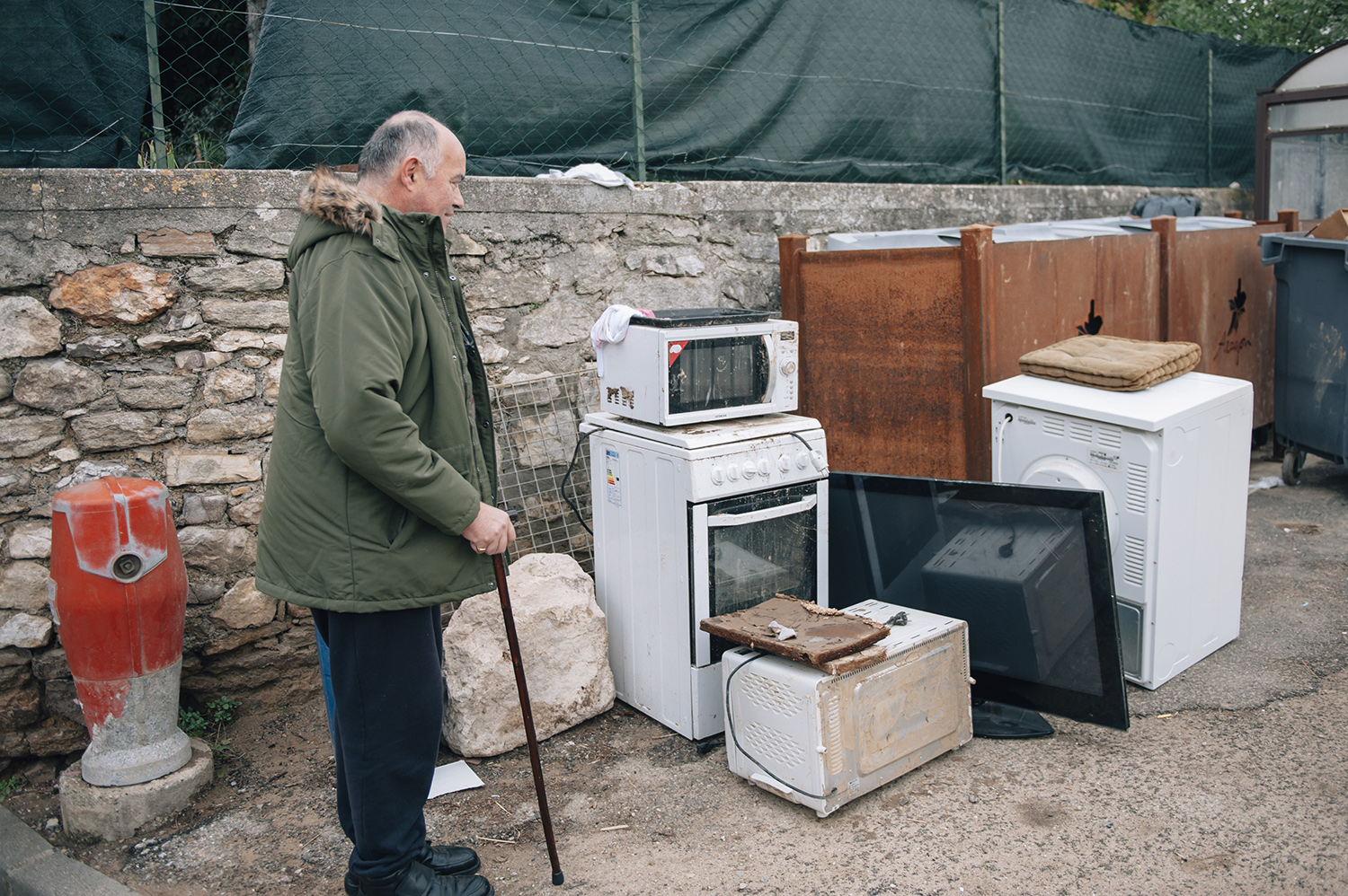 Un homme devant sa maison