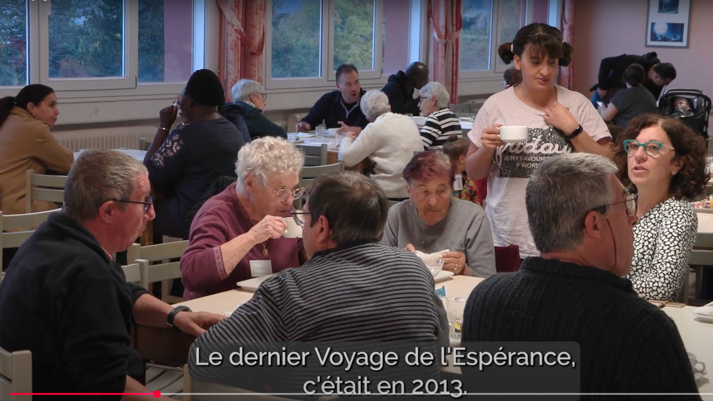 un groupe de personne prennent le petit-déjeuner ensemble