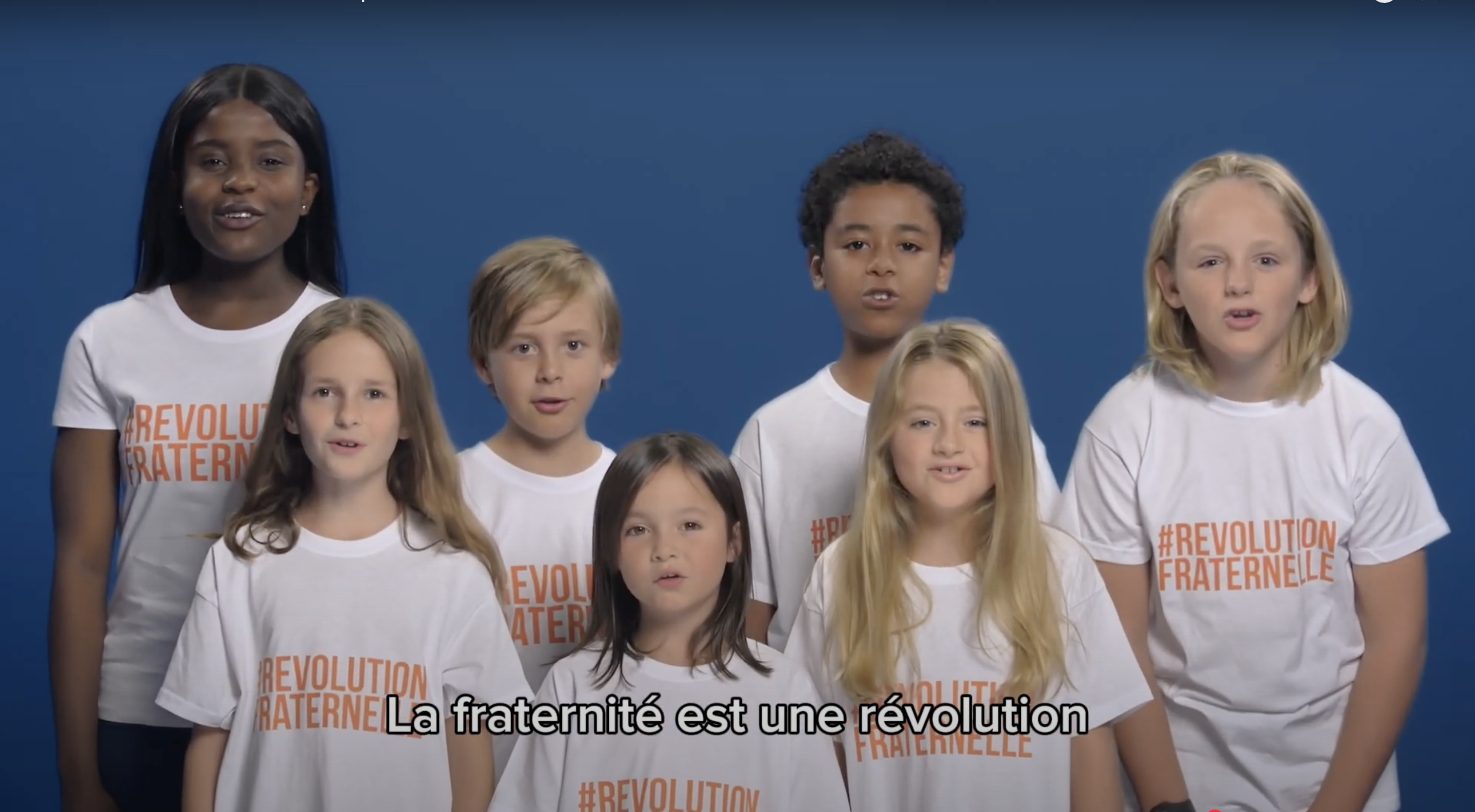 un groupe d'enfants parle de fraternité