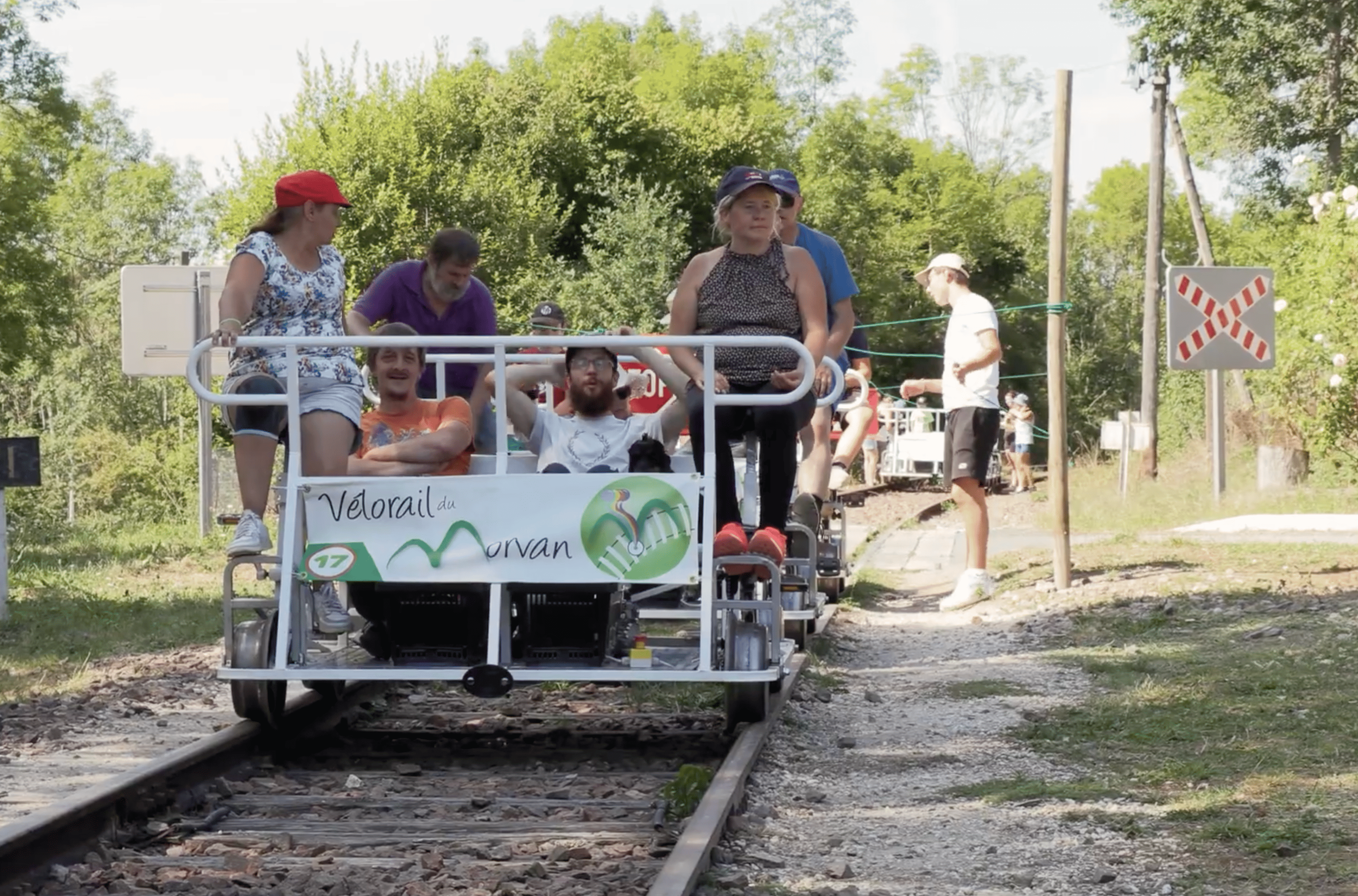un groupe accompagné par le secours catholique fait dans le morvan du vélo rail