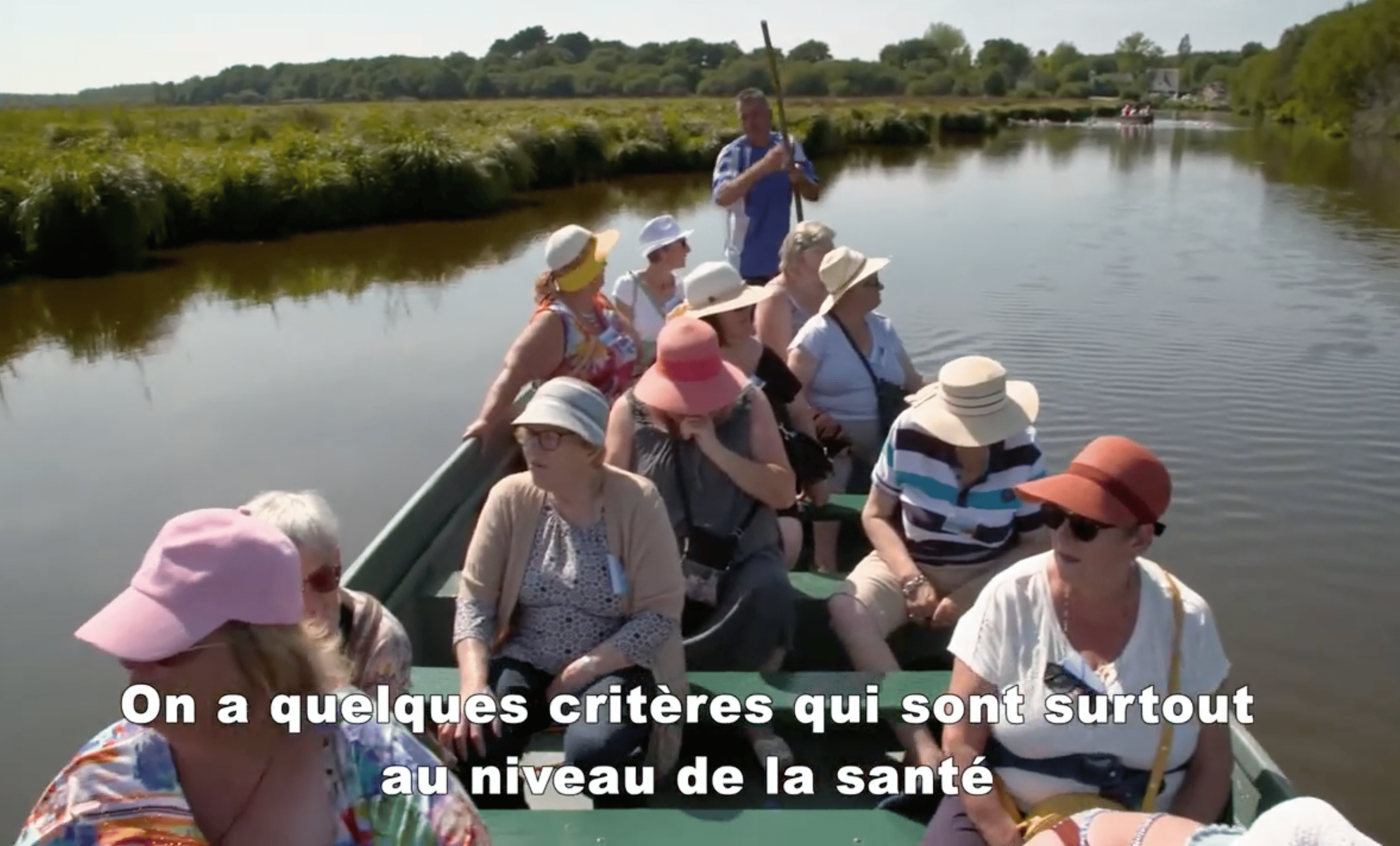 des femmes sur un bateau pendant un voyage solidaire 