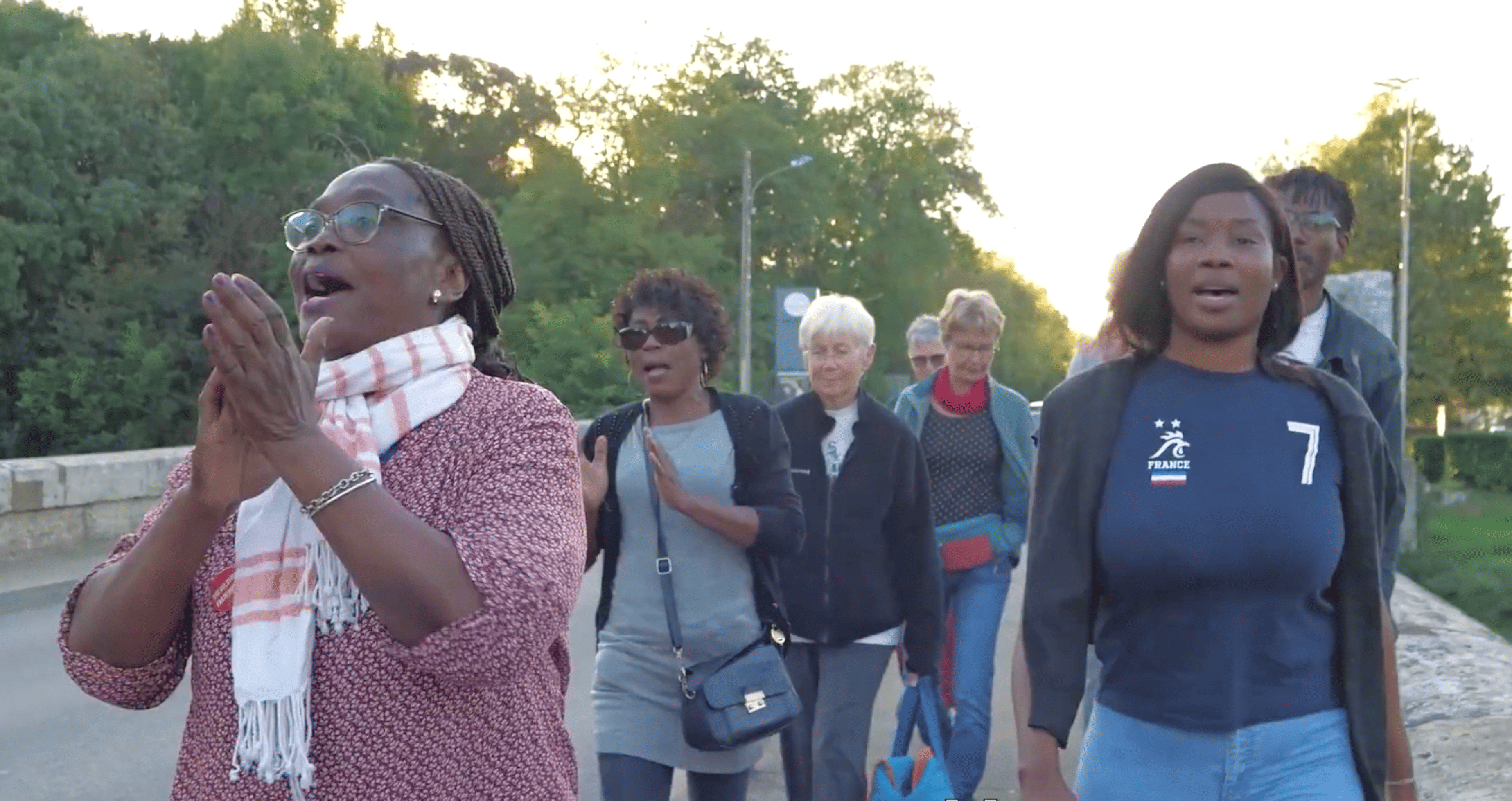 des femmes participent à une marche de l'espérance organisée par le secours catholique