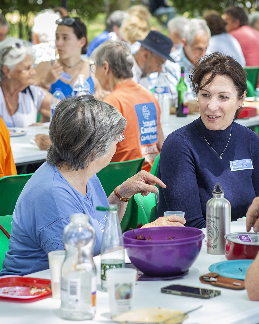acteurs bénévoles du Secours Catholique à un grand repas partagé