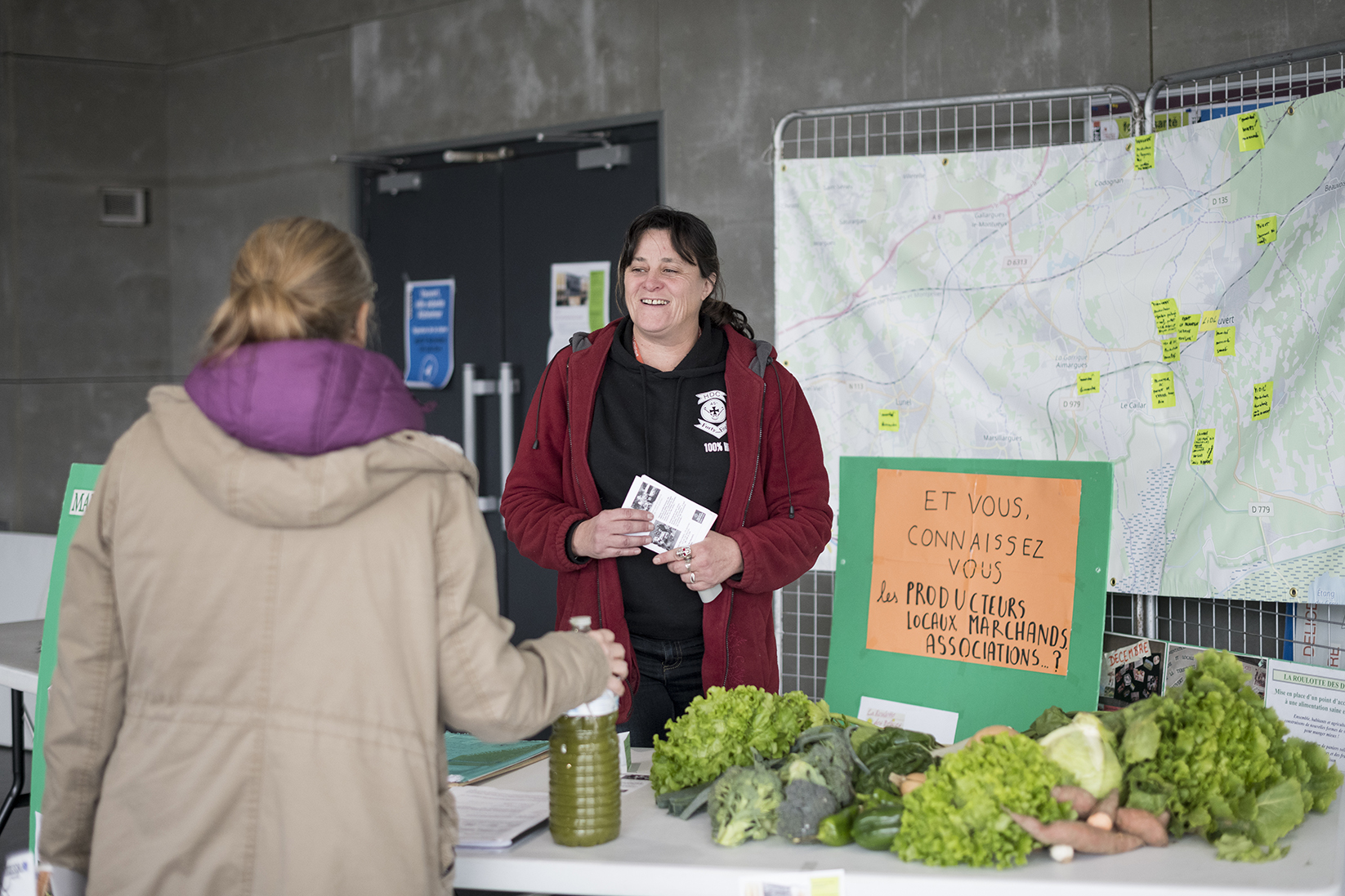 une distribution de paniers solidaires