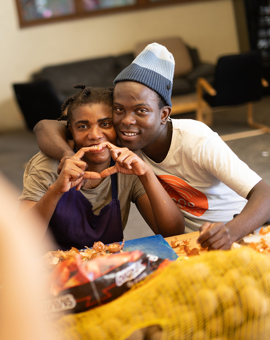 un jeune garçon et une femme prennent la pose 