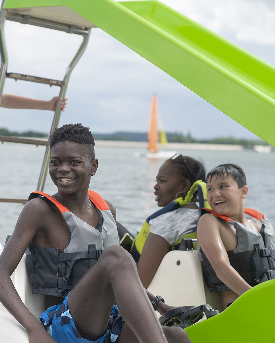 les enfants s'amusent sur un pédalo sur le lac