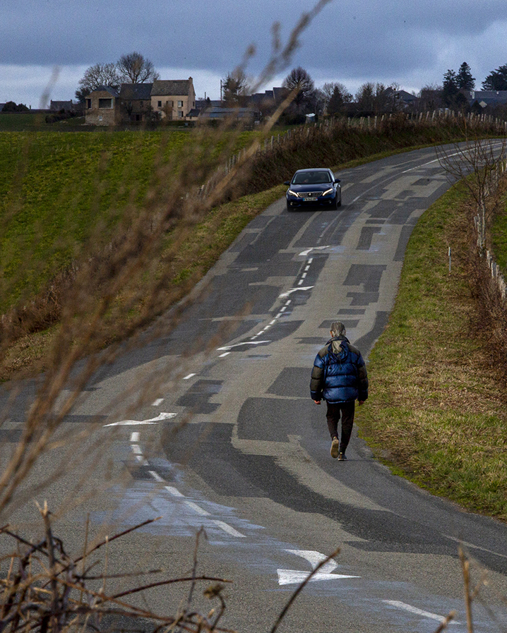 homme marchant dans la campagne