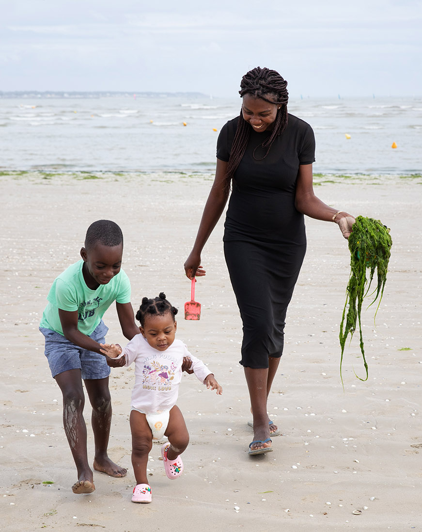 Laura et ses enfants sur la plage