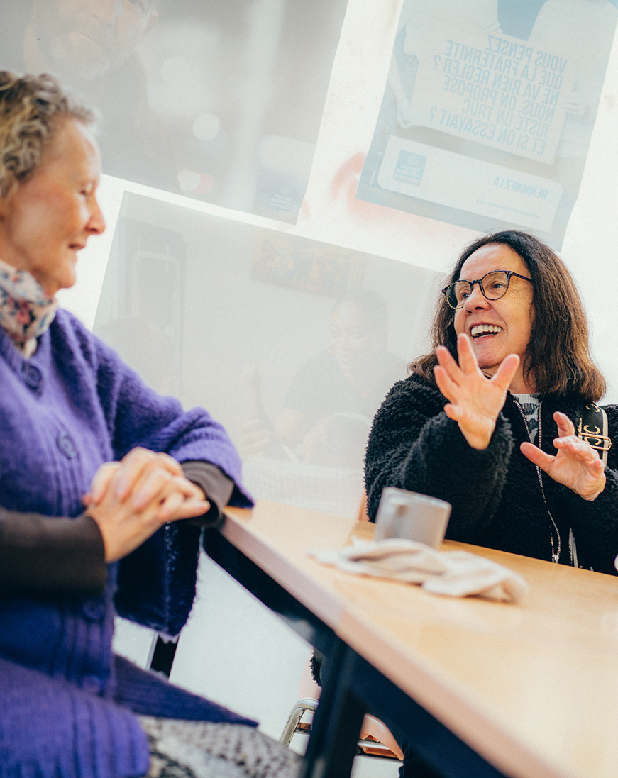 Deux femmes bavardant autour d'un café à la Halte de jour d'Arcachon
