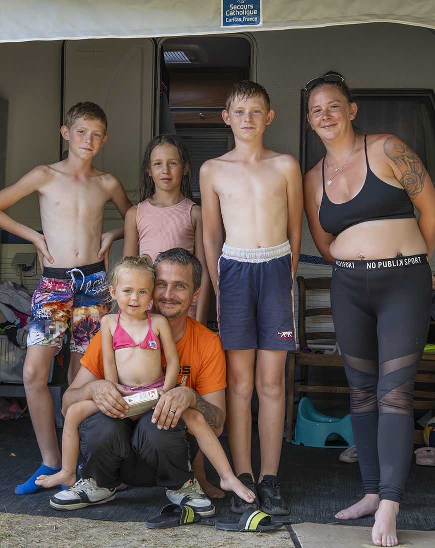 une famille devant leur caravane