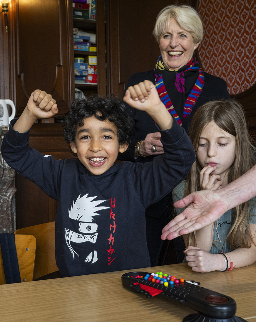 enfants souriants, lors d'une séance d'accompagnement scolaire du Secours Catholique