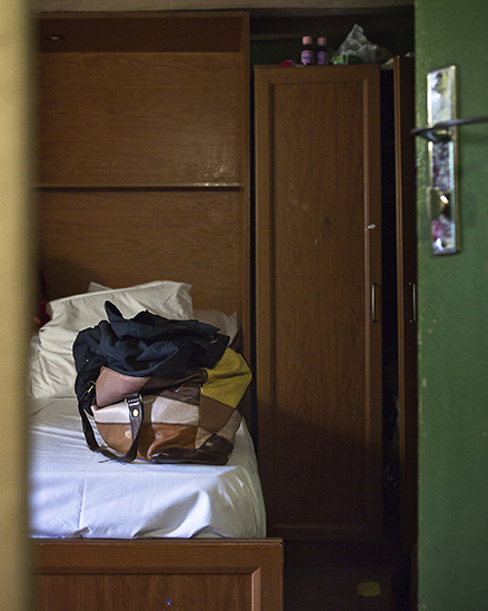 Une chambre d'hôtel social.