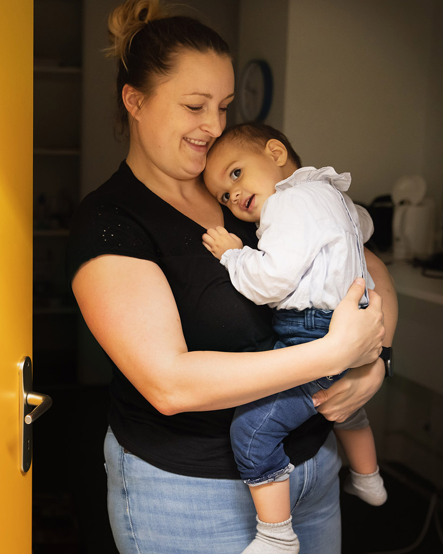 une mère et son enfant