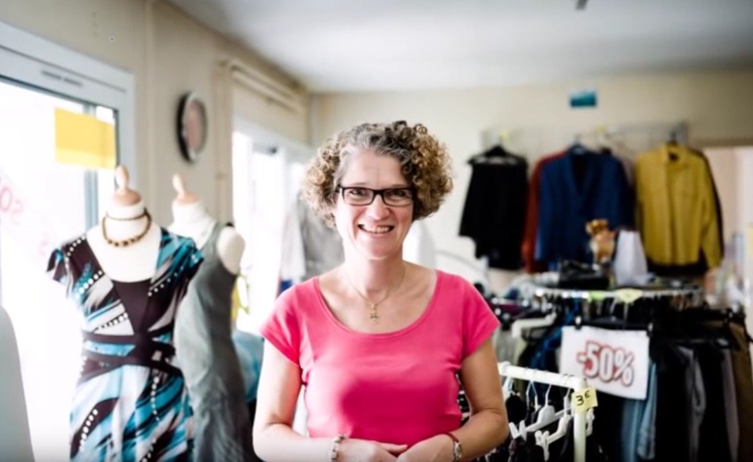Martine, bénévole dans une boutique solidaire