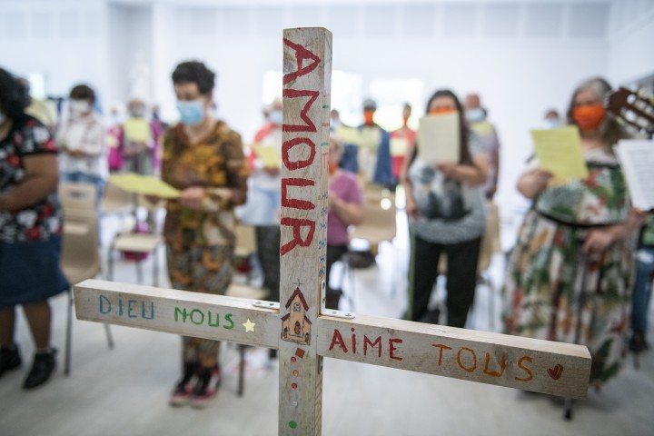 une croix et une assemblee qui prie