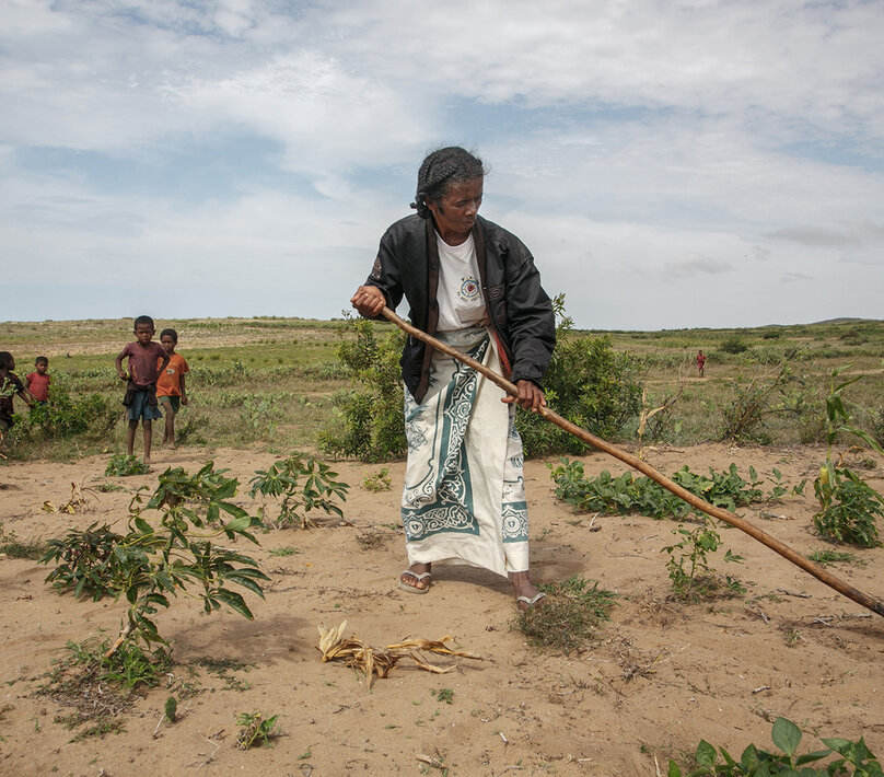 une femme dans son champ à madagascar