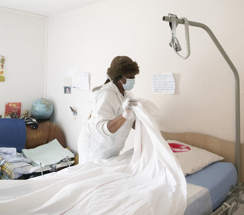 travailleuse pauvre faisant la chambre de son client