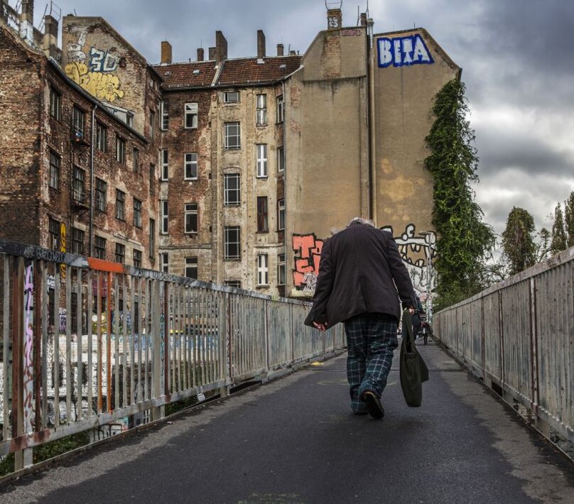 un homme pauvre marche dans la rue