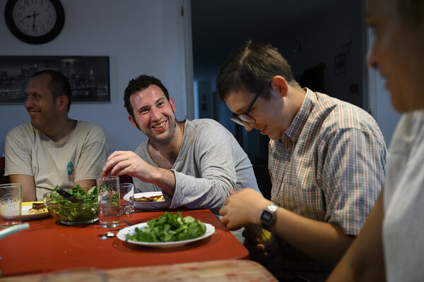 Les colocataires prennent leur repas ensemble