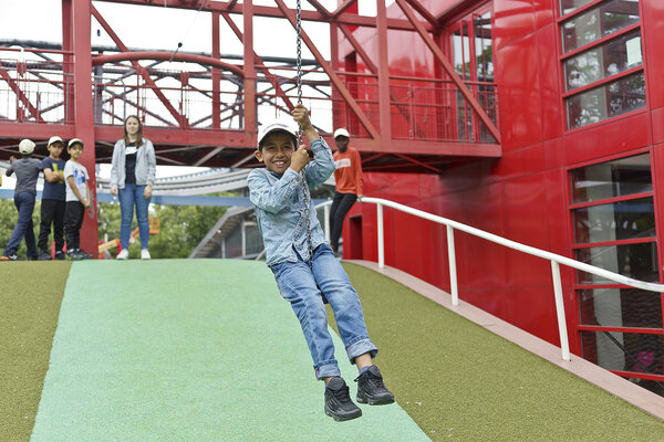 Un enfant jouant parc de La Villette