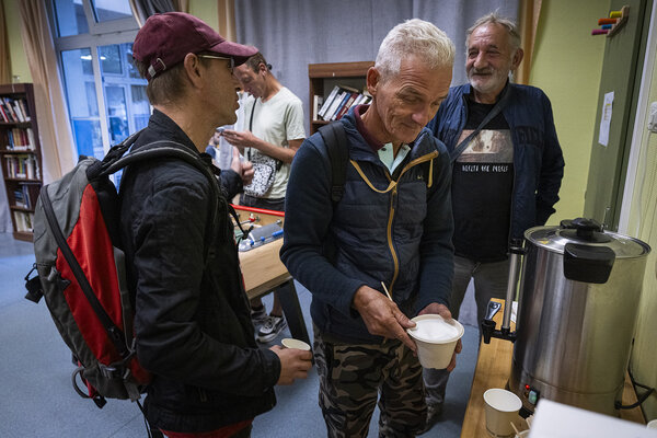 Les premiers accueillis prennent le café du matin