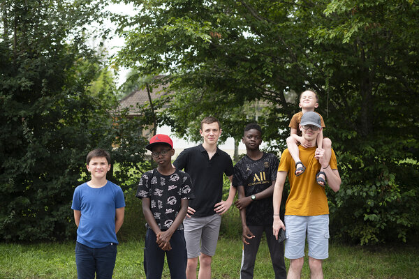 les enfants des deux familles posent pour la photo