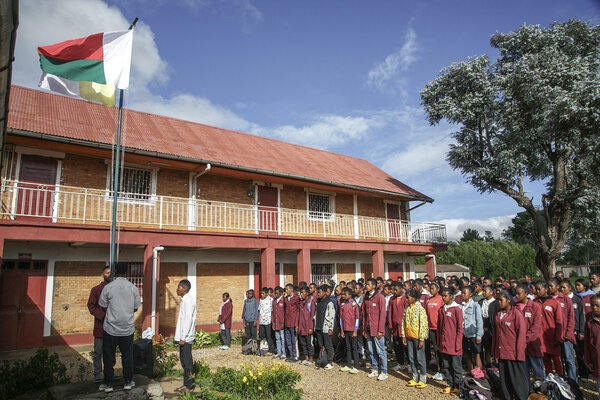 des élèves dans la cour d'école du centre de formation de la caritas antsirabe madagascar