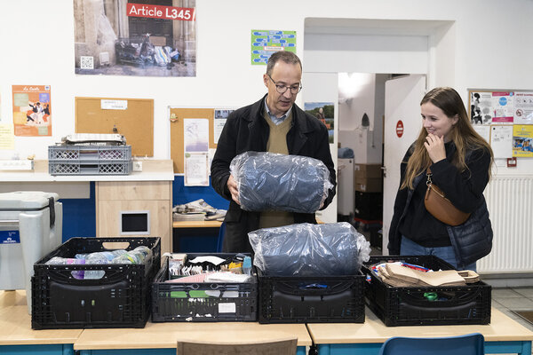 Les bénévoles de la maraude préparent les marchandises qui seront distribuées aux personnes dans le besoin. 