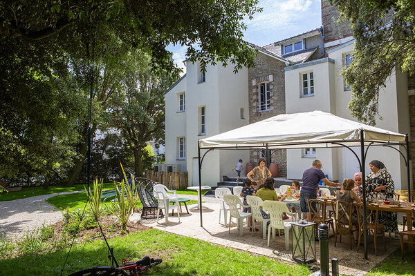 dans le jardin d'une belle maison