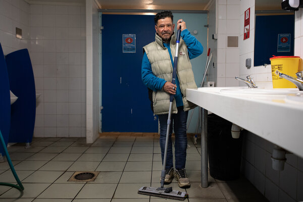 homme accueilli et bénévole à la halte solidarité de Montpellier