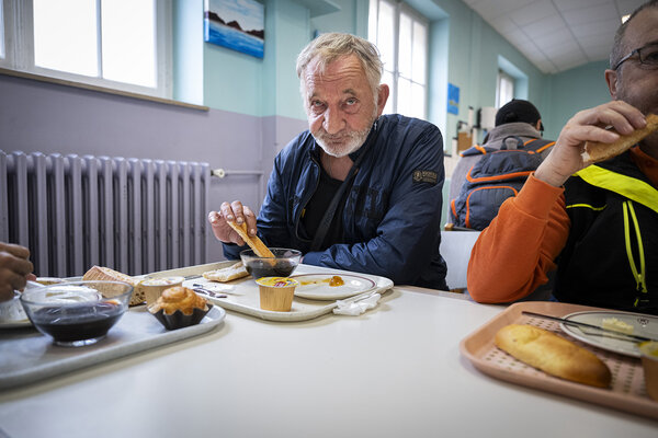 Claude prend son petit-déjeuner 