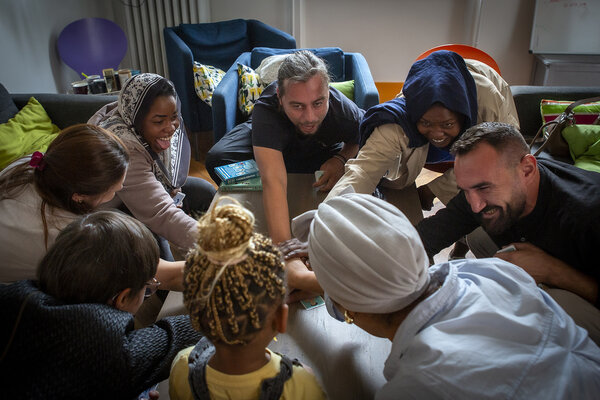 groupe faisant un signe de ralliement