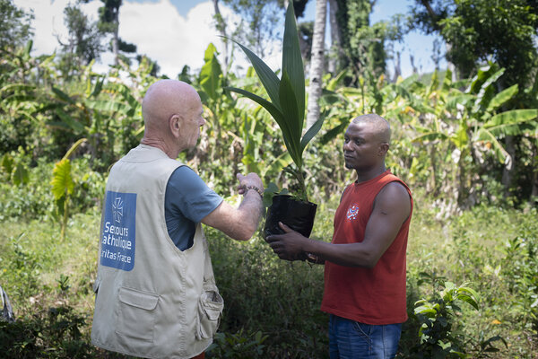 Remise de plant entre le Secours Catholique et un agriculteur