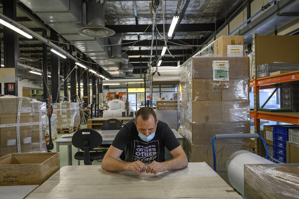 Un homme travaillant dans un atelier