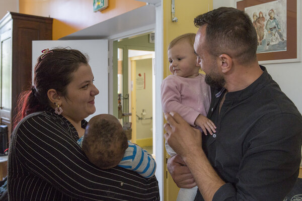 échanges entre parents à la Maison des familles